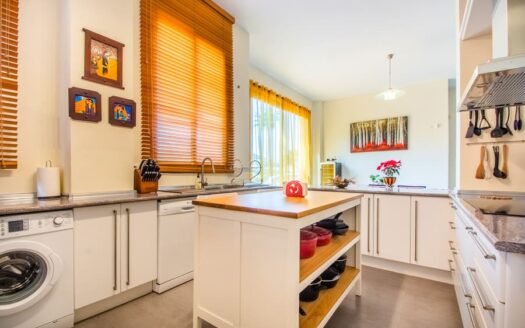 Garden Level Apartment in La Mairena Marbella