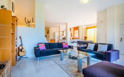 Garden Level Apartment in La Mairena Marbella