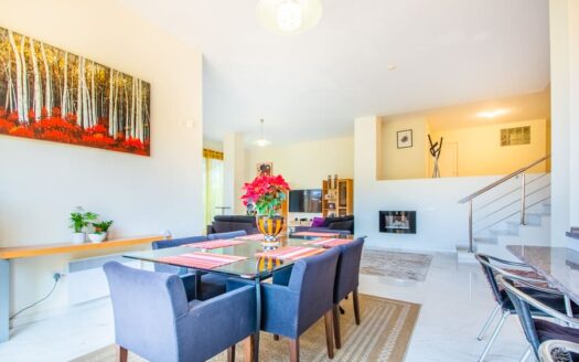 Garden Level Apartment in La Mairena Marbella