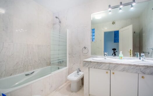 Garden Level Apartment in La Mairena Marbella