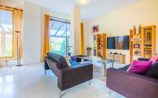 Garden Level Apartment in La Mairena Marbella