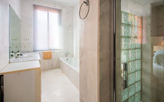 Garden Level Apartment in La Mairena Marbella