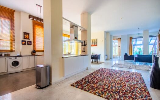 Garden Level Apartment in La Mairena Marbella