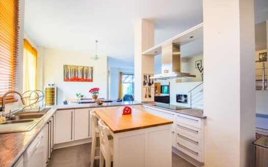 Garden Level Apartment in La Mairena Marbella