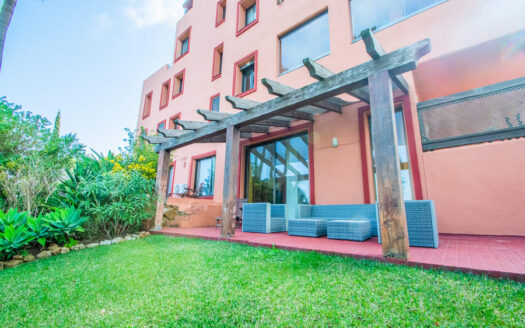 Garden Level Apartment in La Mairena Marbella