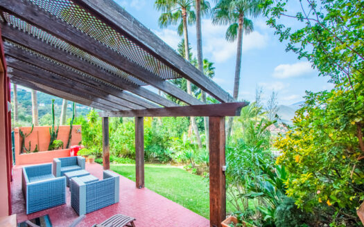 Garden Level Apartment in La Mairena Marbella