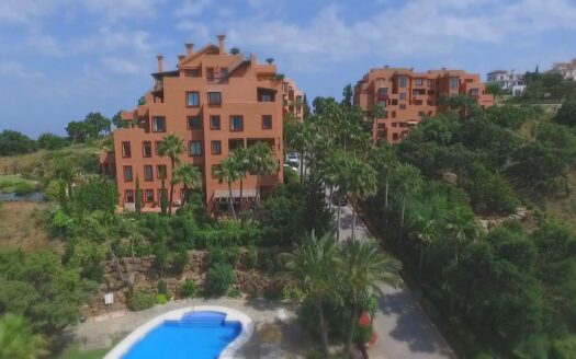 Garden Level Apartment in La Mairena Marbella